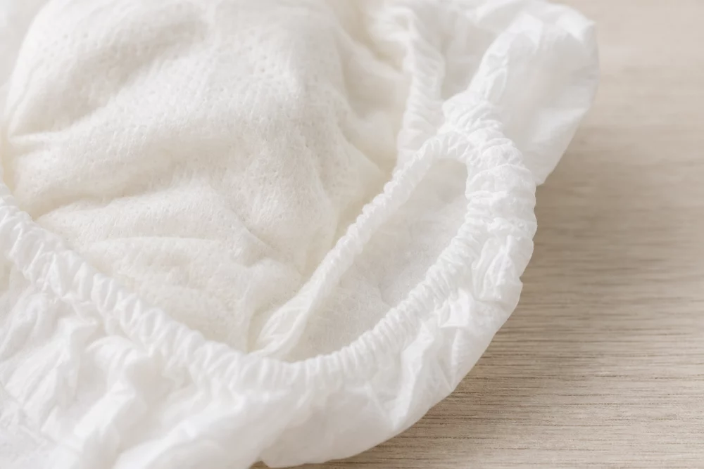 Nahaufnahme von Innenschicht und Bündchen einer Windel für empfindliche Babyhaut